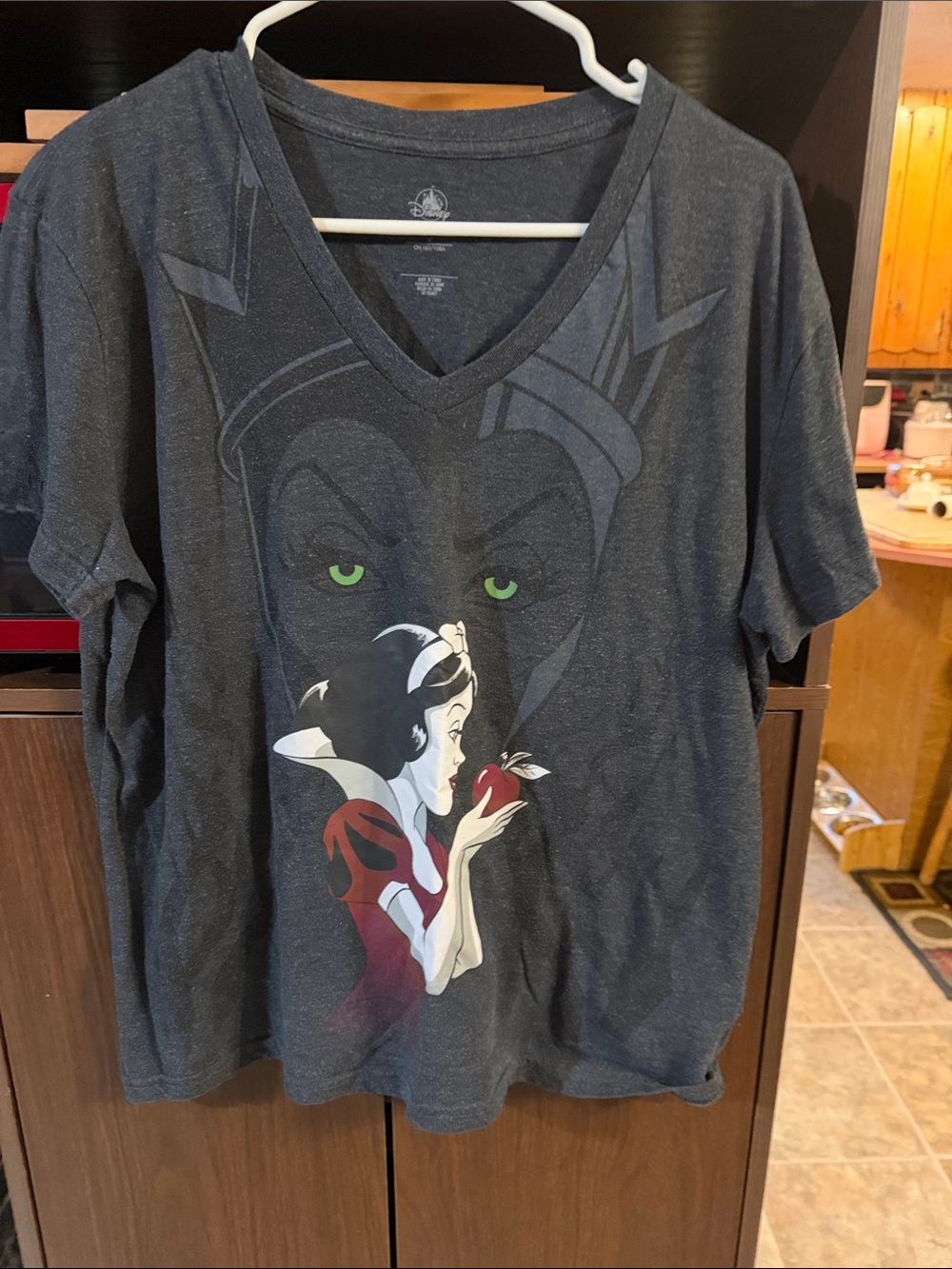 Snow White Graphic V-Neck Tee with Evil Queen Motif in size XL